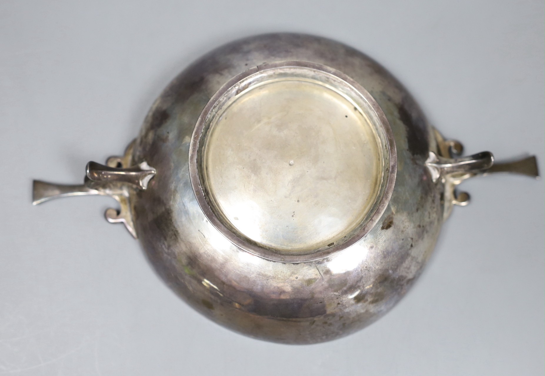 A George V silver porringer, with planished decoration, London 1910, 22cm, 247 grams and eight Reed and Barton table knives with plated handles